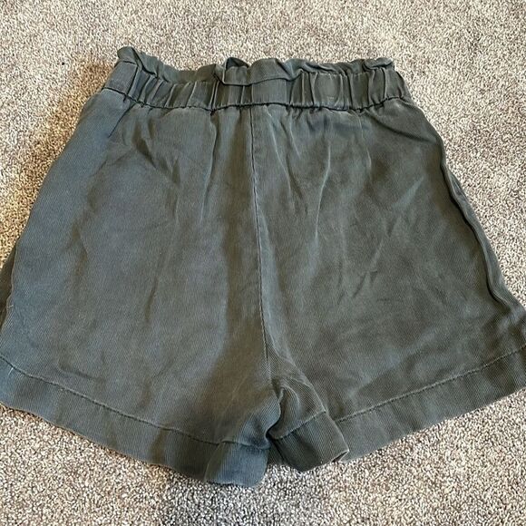 H&M Paper Bag High Waisted Tie Waist Belted, soft loose Shorts dark green - Picture 7 of 12